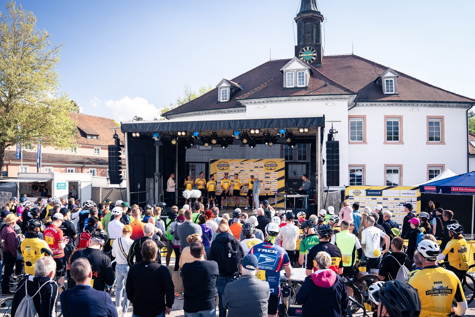Bühne und Publikum bei der Fan Party