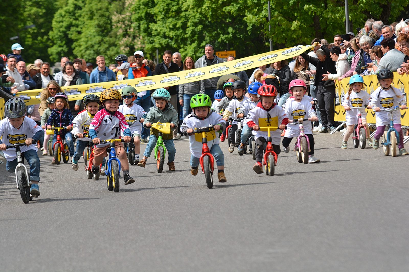 Kinder beim Start des Laufradrennens