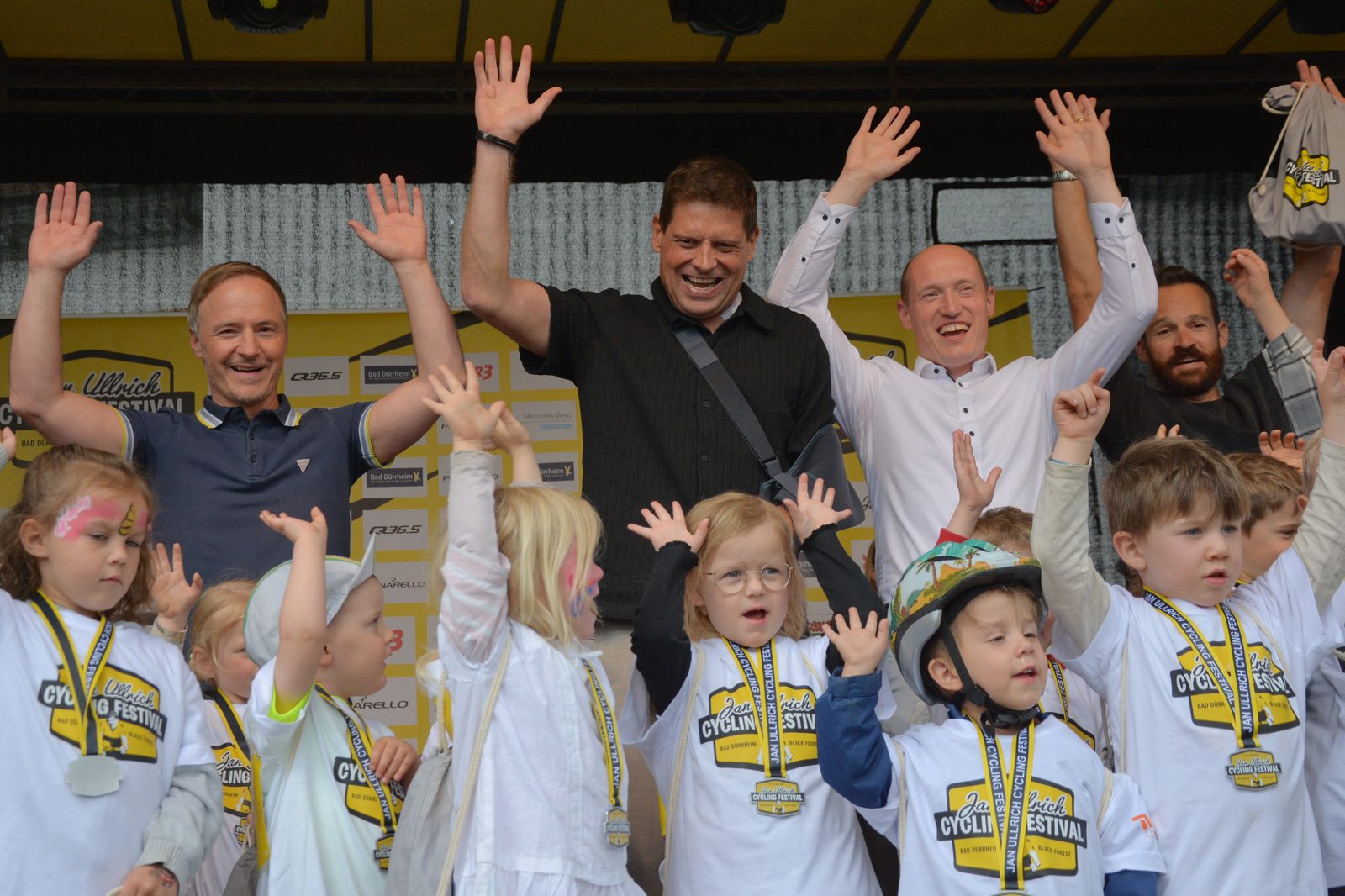 Siegerehrung des Laufradrennens mit stolzen Kindern und Medaillen