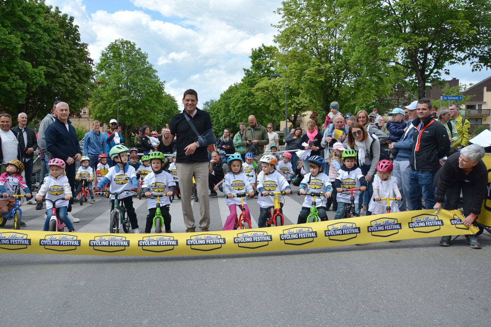 Startaufstellung der Kinder beim Laufradrennen
